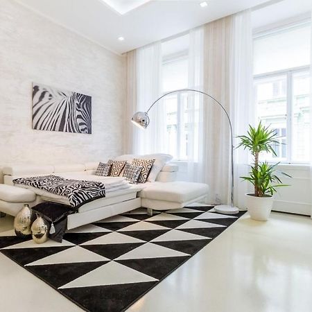 Stylish Apartment 5 Minutes Walk From City Center Prague Exterior photo